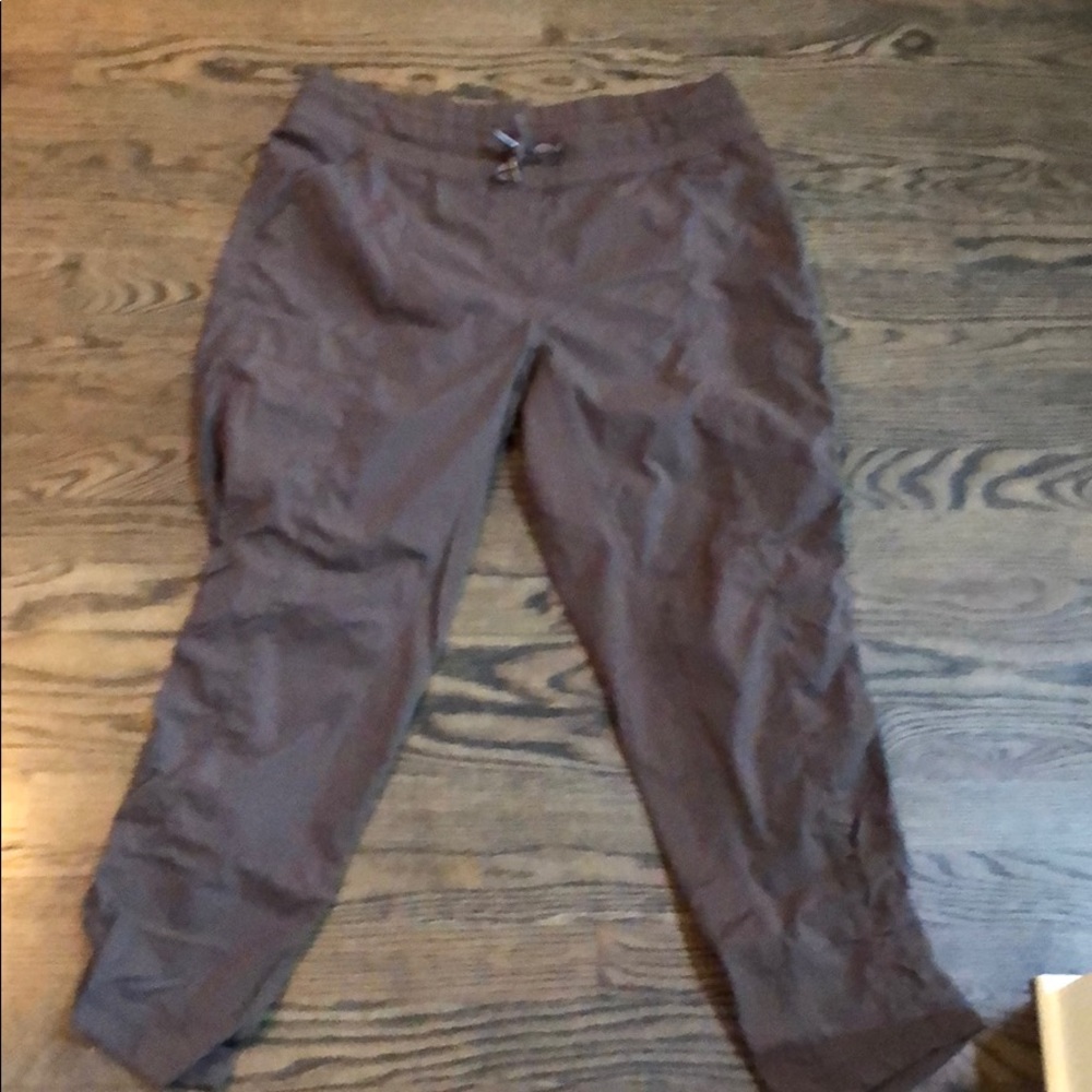 Lululemon Women’s Size 12 Crop Pants